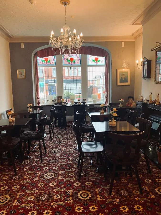 Guest house The Woodleigh Family Hotel